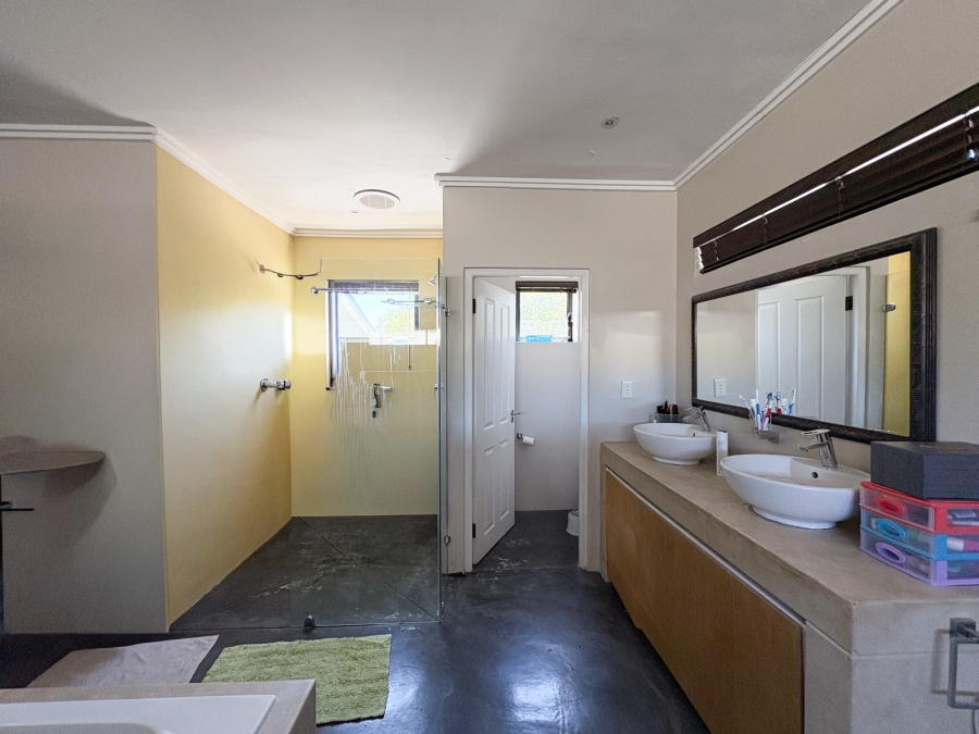 3 Bedroom Property for Sale in Vredehoek Western Cape